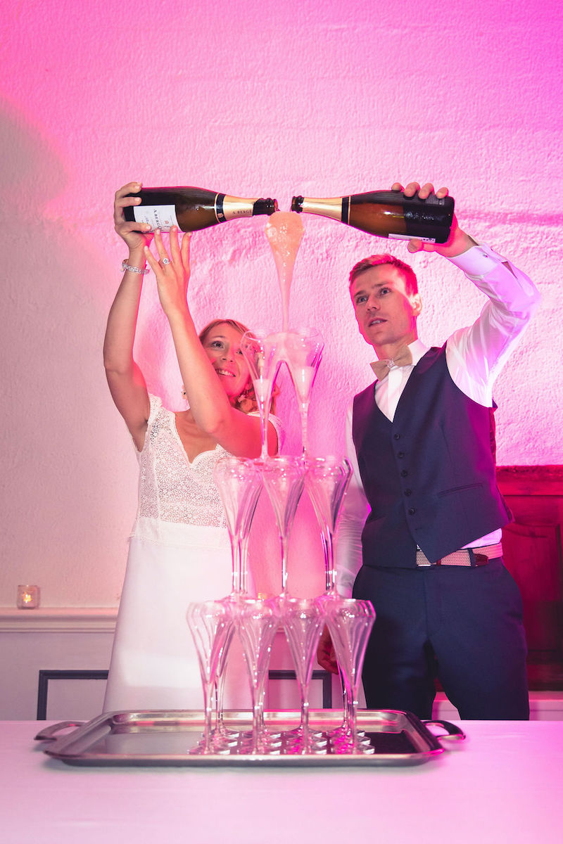 Mariage romantique cascade de champagne